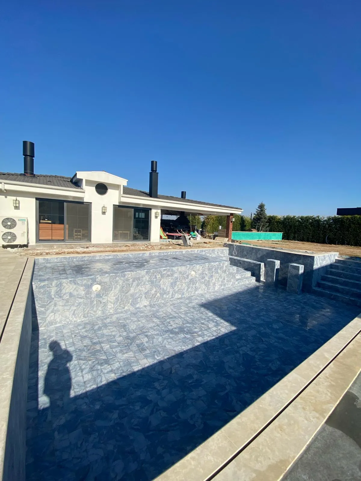  Berrak suyu ve estetik tasarımıyla göz kamaştırıcı bir yüzme havuzu.